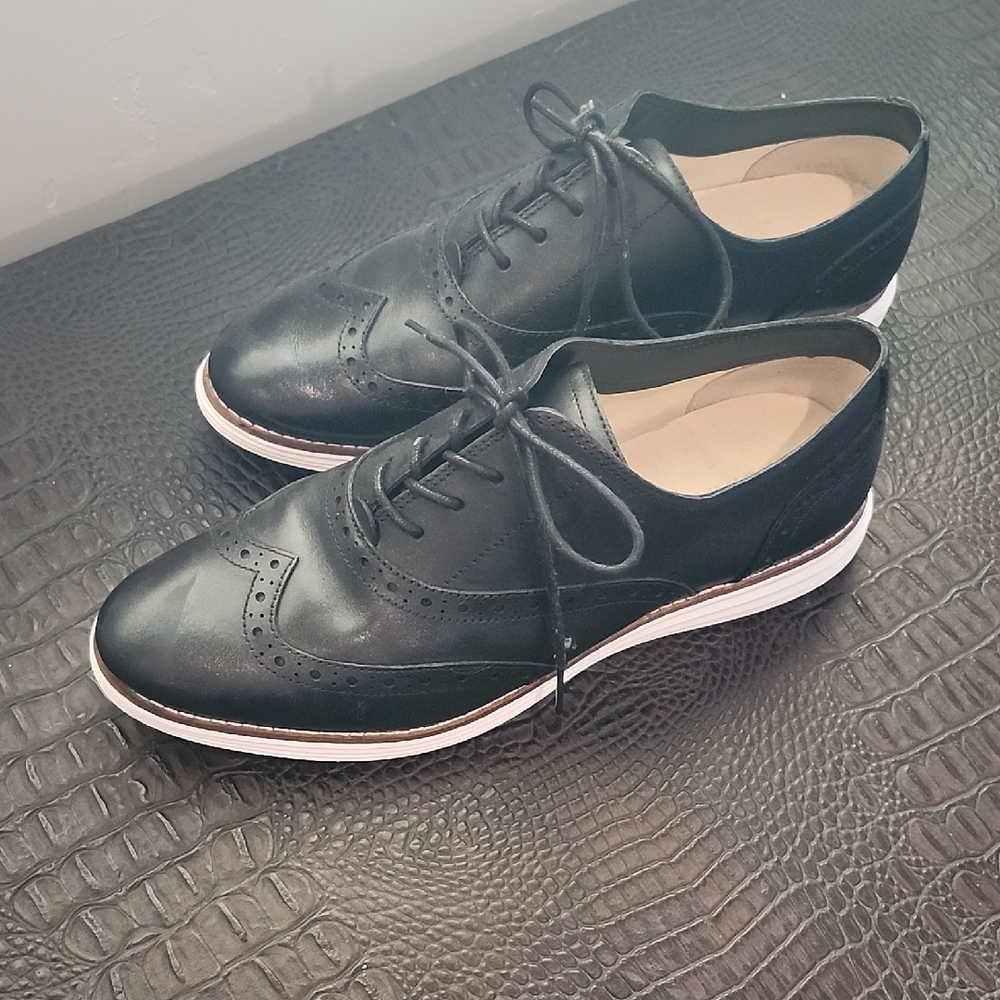 Black Flats with Brogue Detailing and Modern Sole